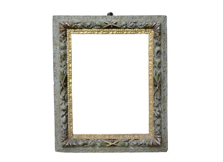 Cornice in legno intagliato, dorato e laccato in policromia a foglie e...