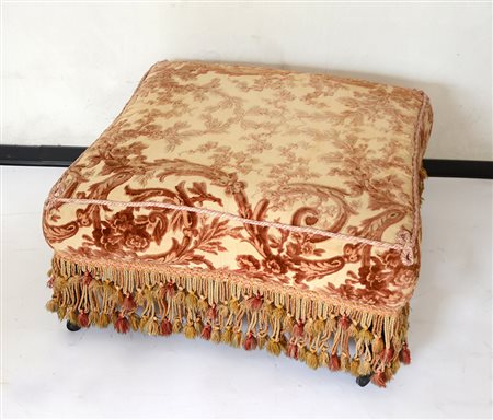 Pouf rivestito in velluto a fiori, gambe tornite e munite di rotelle. Sec. XIX