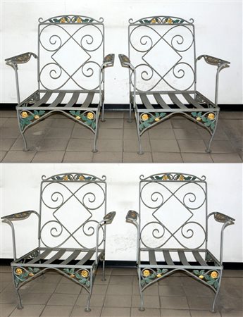 Gruppo di quattro poltrone da giardino in ferro decorate con rose e foglie in...