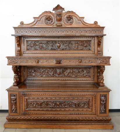 Credenza con alzata con pannelli intagliati a putti, stemmi e animali...