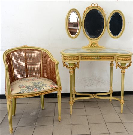 Toilette con poltrona in legno intagliato, laccato e dorato con motivi...