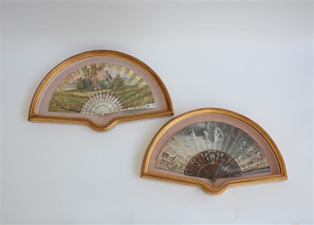 Lotto composto da due ventagli con stecche in madreperla e finta tartaruga....