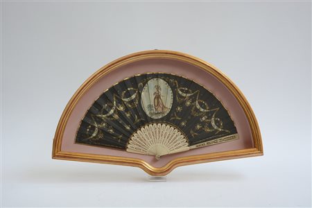 Ventaglio con stecche in avorio traforato a fiori e foglie. Pagina in carta...