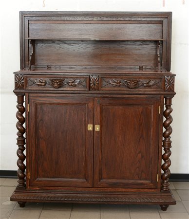 Credenza a due ante e cassetti intagliati a fiori e mascheroni, piano...