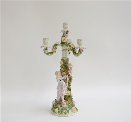 Manifattura del sec. XIX. Candeliere a quattro fiamme in porcellana decorato...