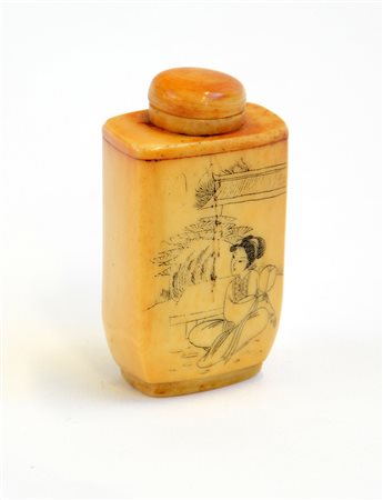 Snuff bottle in osso decorato con dame (h. 5 cm)