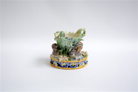 Centrotavola in maiolica decorata a rilievo ad anatre in uno stagno (h. cm...