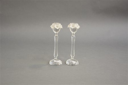 Coppia di candelieri in cristallo decorati con fiori a rilievo e marcati...