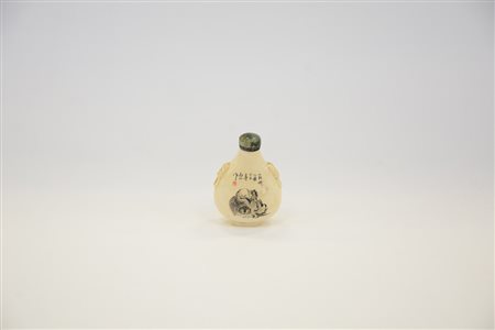Snuff bottle in avorio decorato con monaco e una tigre con iscrizione...