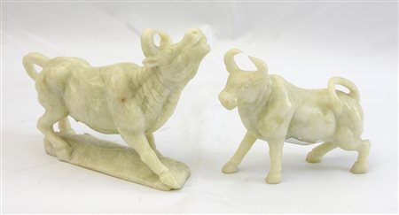 Arte orientale, lotto composto da due sculture raffiguranti tori in pietra...
