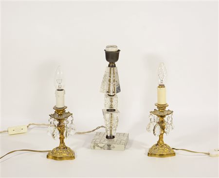 Lotto composto da un candeliere in vetro e due lumi in metallo (difetti)