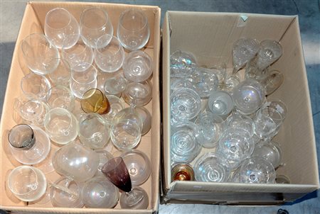 Lotto di due cartoni contenenti numerosi bicchieri di differente tipo (difetti)