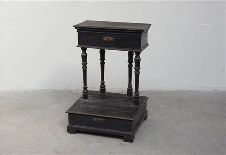 Inginocchiatoio ad un cassetto nella fascia e pianetto apribile, montanti a...