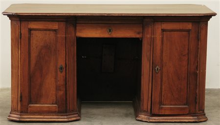 Scrivania in noce a un cassetto e due ante fronte e fianchi riquadrati secolo...