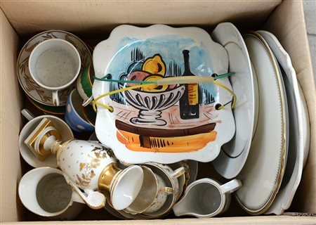 Cartone†contenente parti di servizi per la tavola in ceramica (difetti)