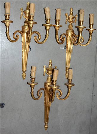 Lotto di tre applique a tre luci in bronzo dorato (h cm 50) (difetti)