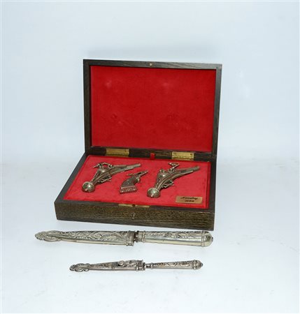 Lotto composto da due coltelli in metallo argentato inciso e sbalzato con...