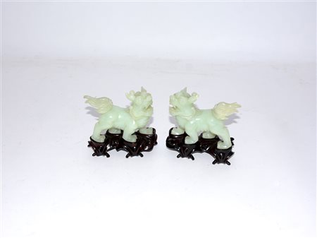 Coppia di qilin in giada su basi in legno (difetti e restauri) Cina, secolo...