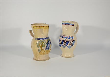 Manifattura italiana, lotto composto da due brocche in ceramica policroma di...