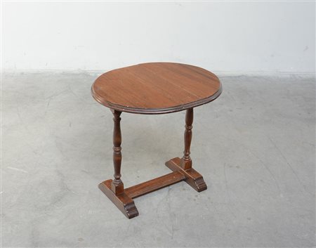 Piccolo tavolino ad alette con gambe tornite poggianti su piedini sagomati...