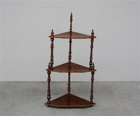 Angoliera a tre ripiani con montanti torniti e profili filettati (cm 100x55x33)