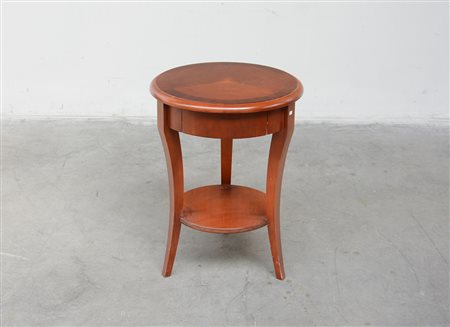 Tavolino tondo ad un cassetto nella fascia, gambe sagomate (d. cm 46x60)