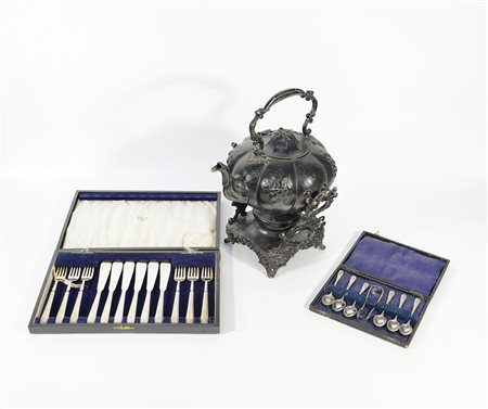 Lotto composto da sei cucchiani e una pinzetta in metallo argento, 12 posate...