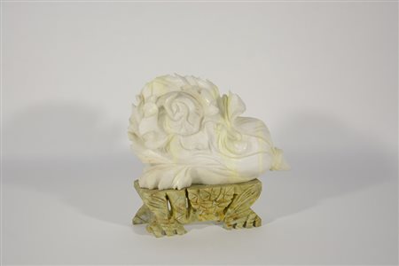 Arte orientale, scultura in pietra dura raffigurante fiore poggiante su base...