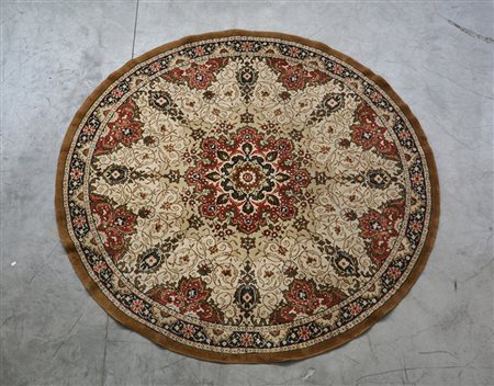 Tappeto meccanico di forma circolare decorato nei toni del rosso, bianco e...