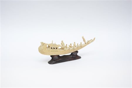 Sculturina in avorio raffigurante imbarcazione a forma di fenice con figure,...