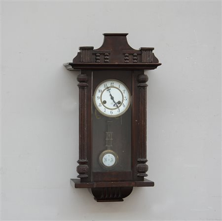 Pendola da muro con cassa in legno, quadrante smaltato a numeri arabi. Sec....