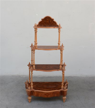 Etagere di forma sagomata a quattro ripiani lastronato in radica con montanti...