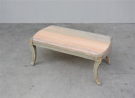 Tavolino da salotto in legno laccato con gambe sagomate terminanti a zampa...