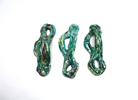 Lotto di tre maniglie in ceramica di forma mossa a smalto verde sottovetrina...