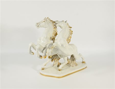 Manifattura italiana, grande scultura in ceramica bianca e oro, raffigurante...