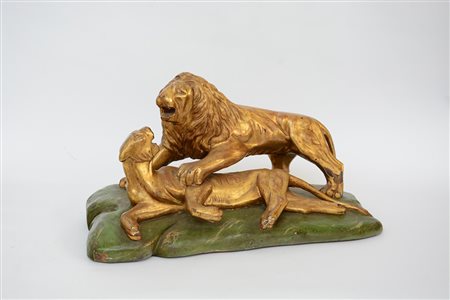 Scultura in legno dorato raffigurante leone e leonessa poggiante su base...