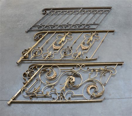 Lotto composto da tre ringhiere di ottone e ferro battuto decorate a...