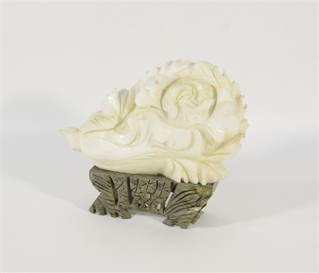 Scultura in pietra dura raffigurante fiore, poggiante su base di forma...