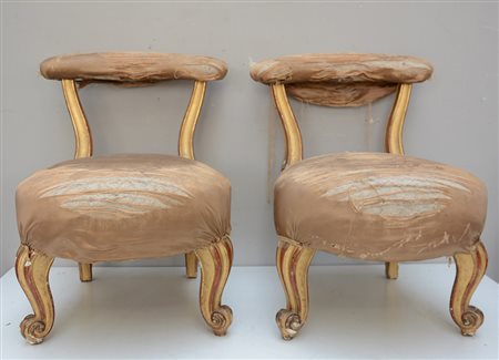 Lotto composto da due sedie da camera in legno intagliato e dorato (difetti)