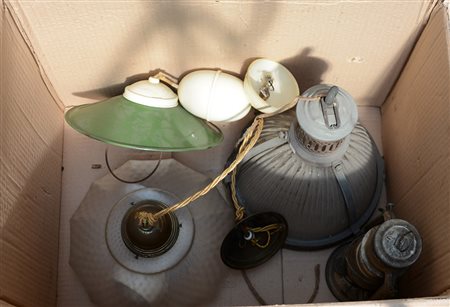 Lotto composto da due lampade a sospensione con paralumi in vetro, una con...