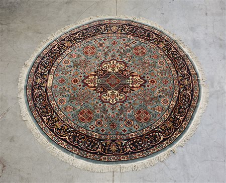 Tappeto rumeno circolare, sec. XX. Disegno a medaglione policromo su fondo...