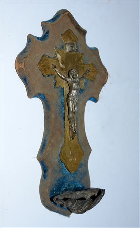 Crocefisso in metallo con acquasantiera montati su pannello sagomato...