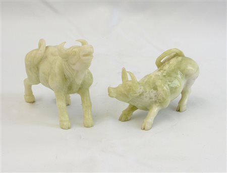 Arte orientale, lotto composto da due sculture raffiguranti tori in pietra...