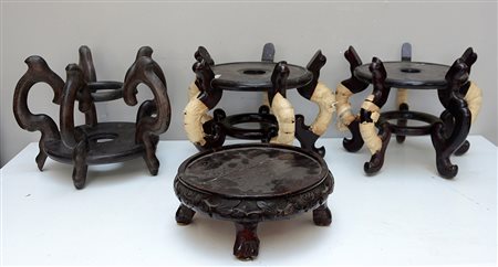 Lotto di quattro basi porta cachepot orientali in legno scuro (porta d cm 26)...
