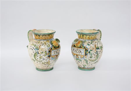 Manifattura italiana, lotto composto da due brocche con manici in ceramica...