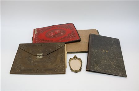 Lotto composto da due album con fotografie, due porta documenti e una piccola...