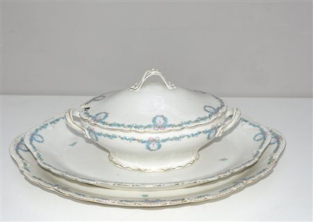 Parte di un servizio da tavola in porcellana composto da due vassoio ovali da...