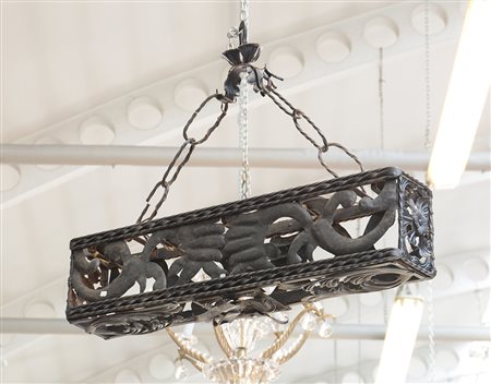 Lampadario a cinque luci in ferro battuto decorato a motivi vegetali