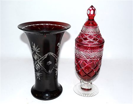 Manifattura di Boemia, lotto composto da vaso e una coppa con coperchio in...