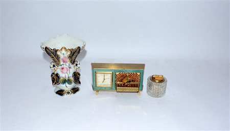 Lotto vario composto da una vaso in porcellana con decoro floreale (h cm 20),...